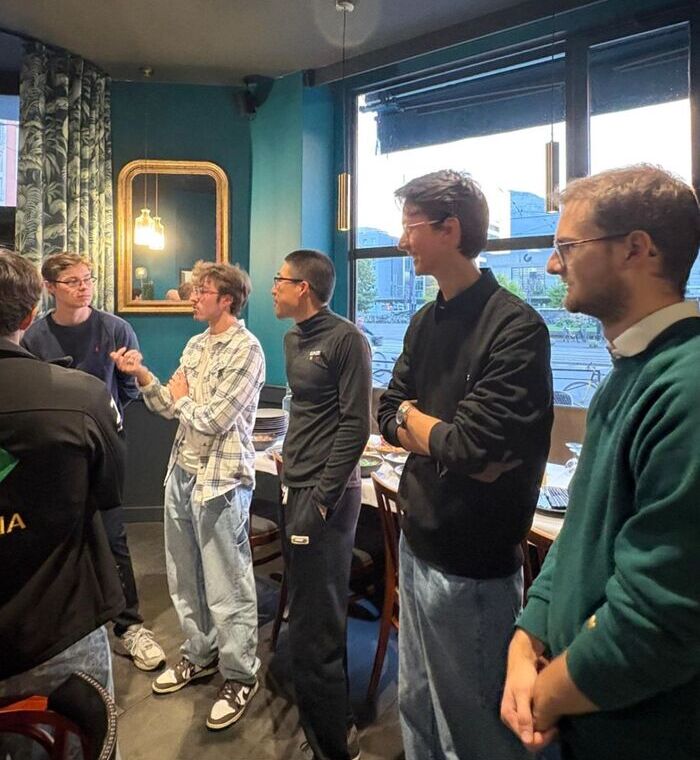 photo des membres de la Junior Etudes Phelma aidant à l'organisaiton de l'after work d'Octobre 2025