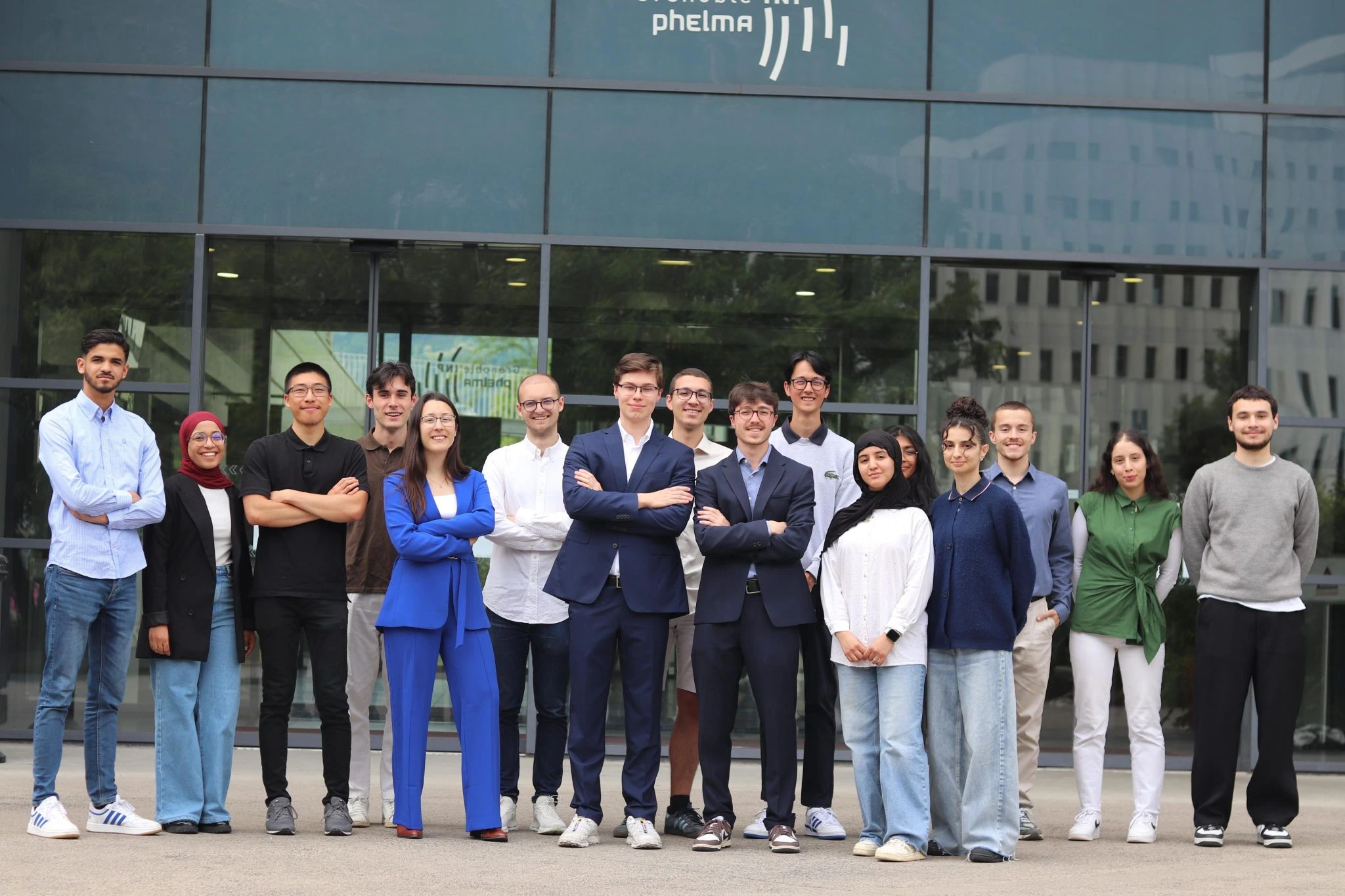 photo de l'équipe de la junior études de phelma (JEP), sur le parvis de Phelma, siège de la Junior Etudes Phelma (JEP), la JE pour réaliser vos projets